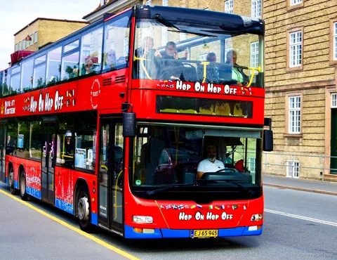 Ekologiczny piętrowy autobus hop-on hop-off w Kopenhadze na przystanku w mieście