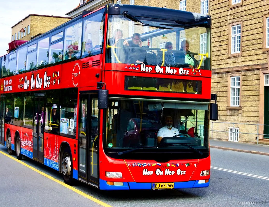 Ekologiczny piętrowy autobus hop-on hop-off w Kopenhadze na przystanku w mieście