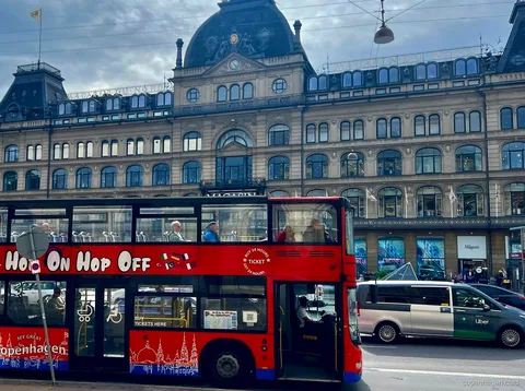 Przystanek autobusu hop-on hop-off w Kopenhadze przy Pałacu Królewskim