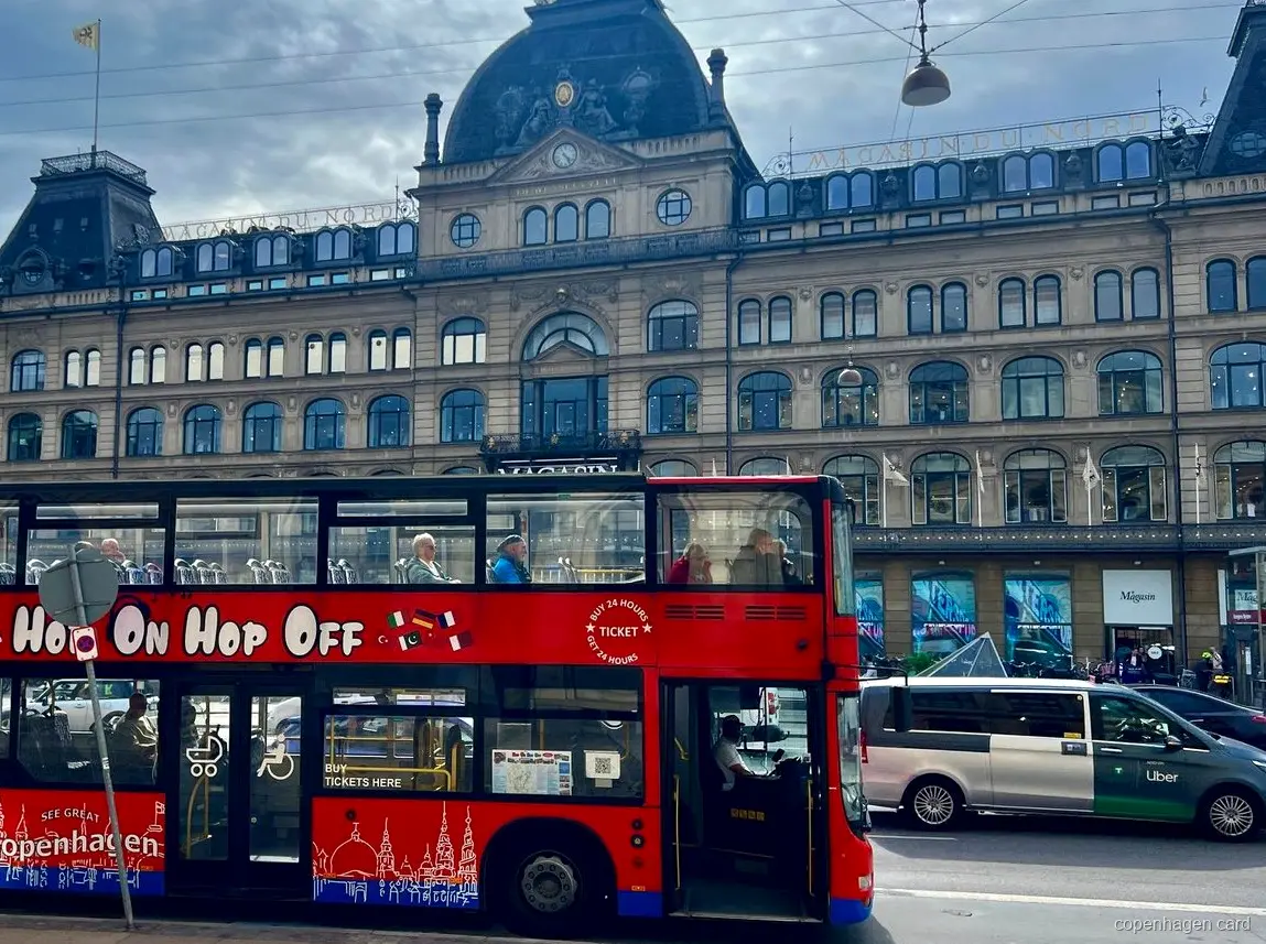 Przystanek autobusu hop-on hop-off w Kopenhadze przy Pałacu Królewskim