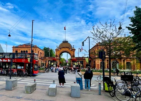 Passeggeri che salgono sull'Autobus Turistico di Copenaghen vicino alla Sirenetta