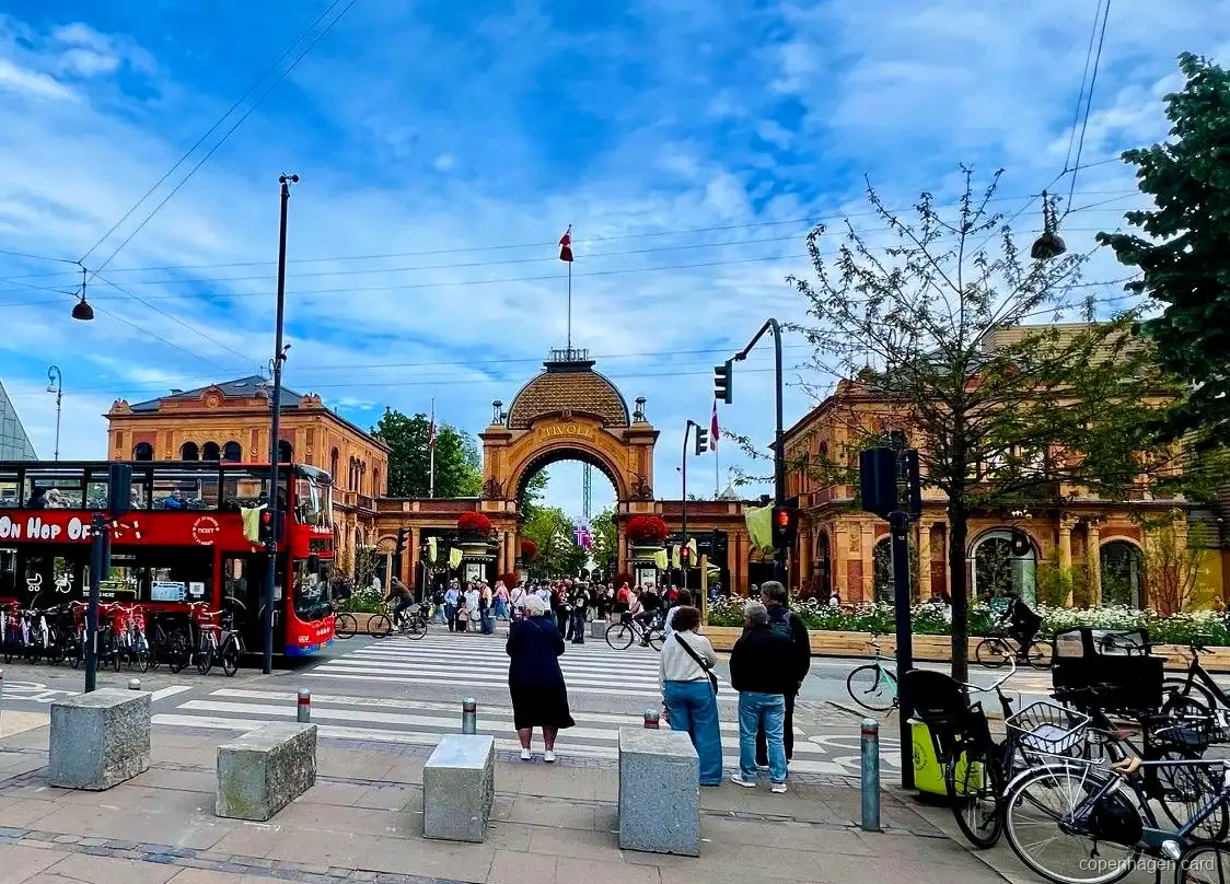 Passeggeri che salgono sull'Autobus Turistico di Copenaghen vicino alla Sirenetta