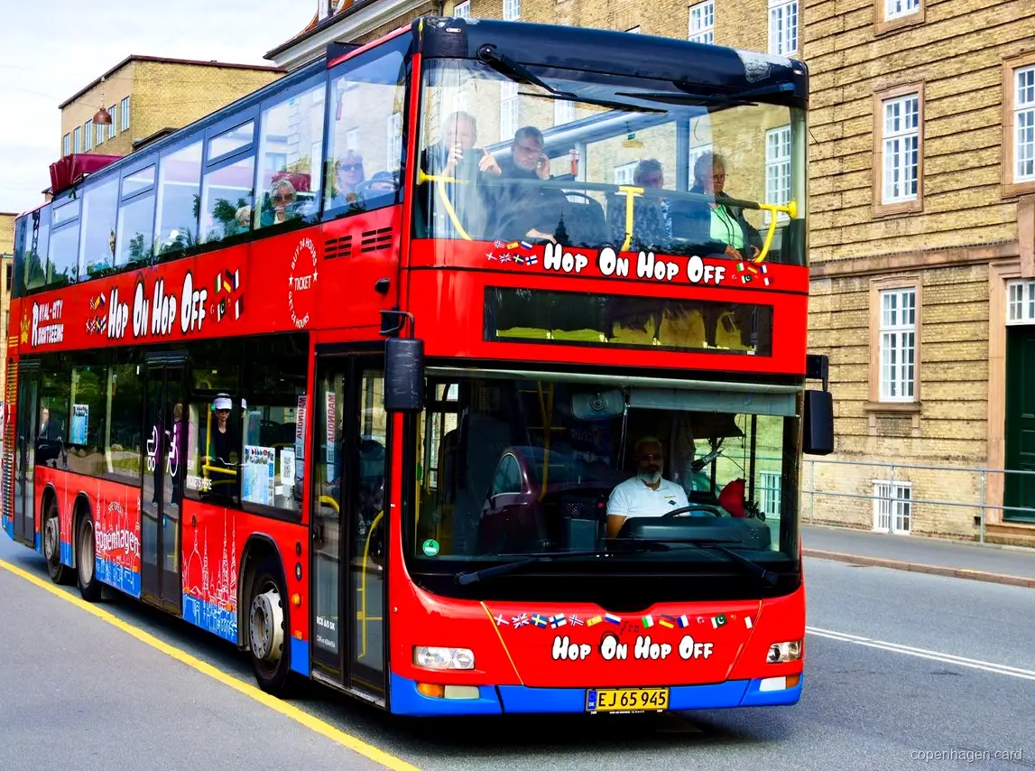 Autobús turístico ecológico de dos pisos del Autobús Turístico de Copenhague en una parada