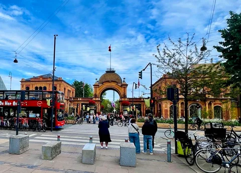 Pasajeros subiendo al Autobús Turístico de Copenhague cerca de la Sirenita