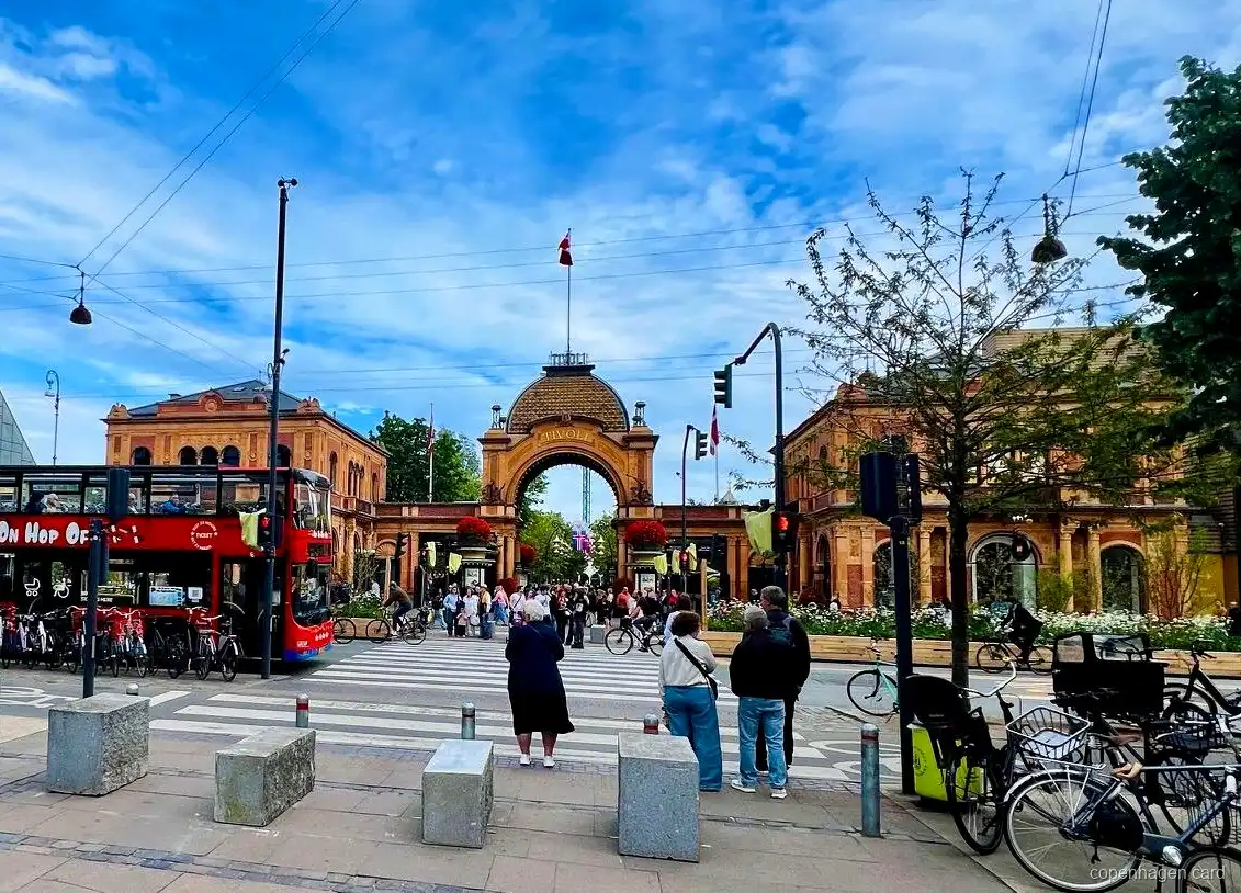 Pasajeros subiendo al Autobús Turístico de Copenhague cerca de la Sirenita