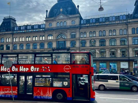 Parada del Autobús Turístico de Copenhague junto al Palacio Real