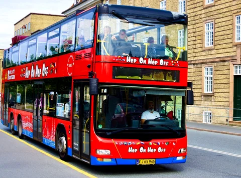 Ônibus turístico hop-on hop-off ecológico de dois andares em uma parada de Copenhague