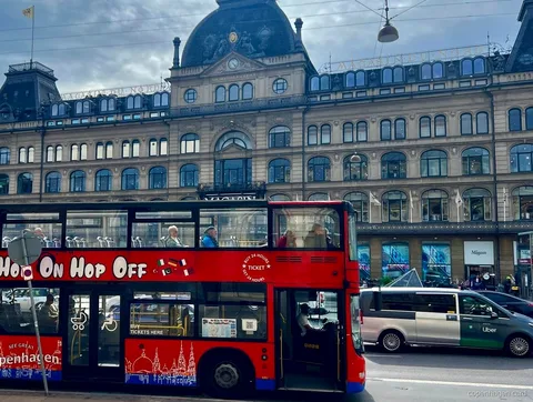 Parada do ônibus hop-on hop-off de Copenhague no Palácio Real