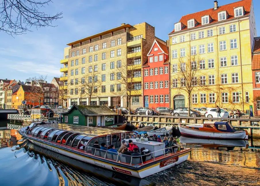 Rejs łodzią po kanałach wliczony w bilet na autobus i statek w Kopenhadze przy Nyhavn