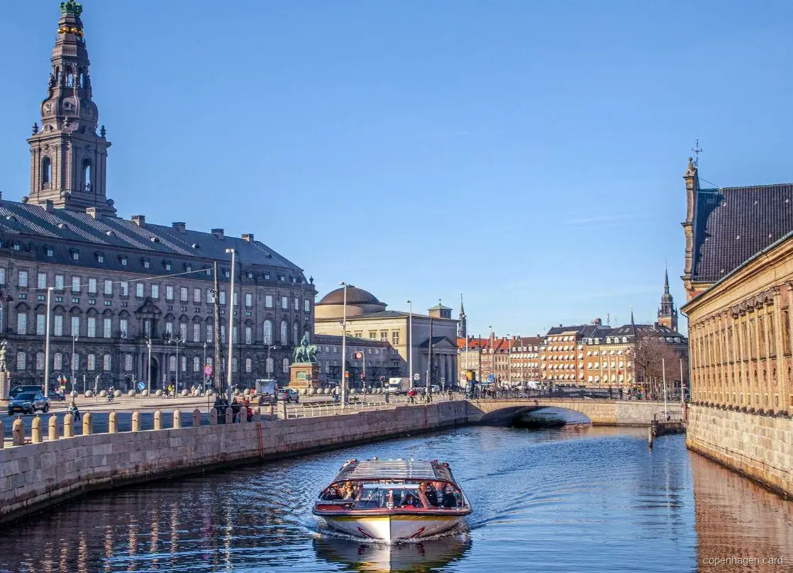 Parada do ônibus hop-on hop-off incluída no bilhete de autocarro e barco de Copenhague