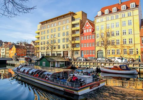 Passeio de barco pelos canais incluído no bilhete de autocarro e barco de Copenhague passando por Nyhavn