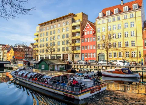 Croisière en bateau incluse dans le Billet Bus et Bateau de Copenhague, passant devant Nyhavn