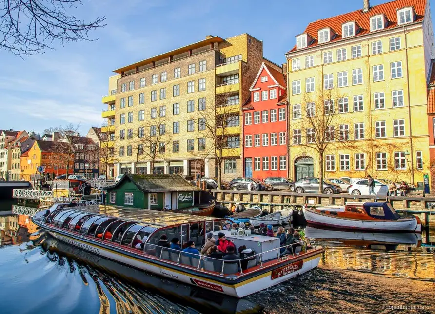 Crucero por los canales incluido con el Billete de Bus y Barco de Copenhague pasando por Nyhavn