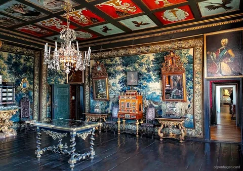 Joyaux de la Couronne danoise exposés dans la Trésorerie du château de Rosenborg
