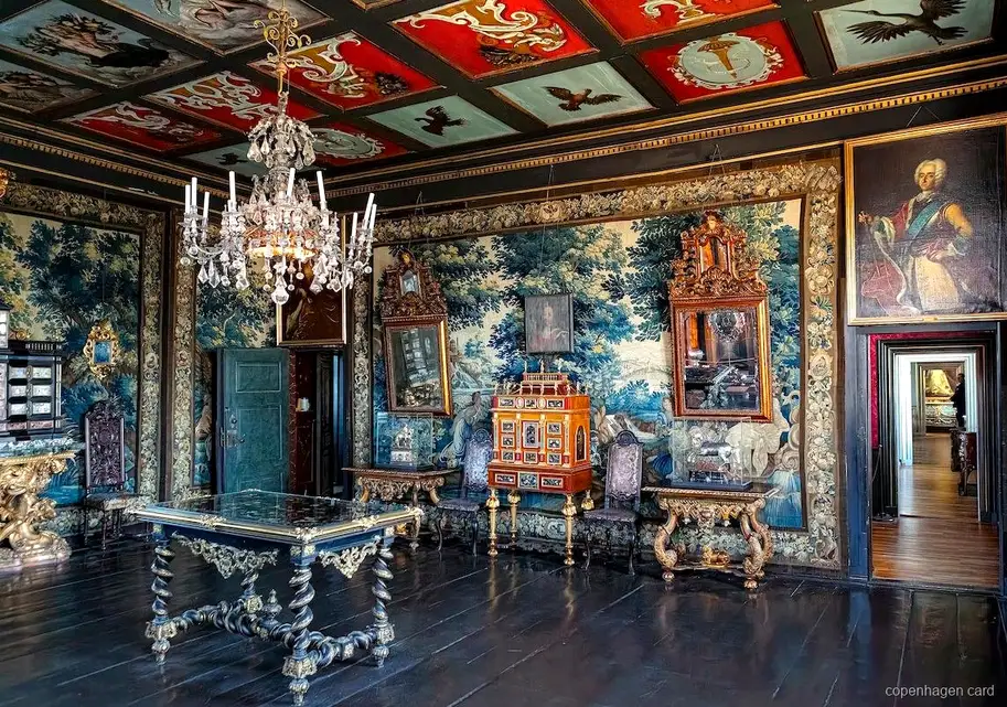 Joyaux de la Couronne danoise exposés dans la Trésorerie du château de Rosenborg