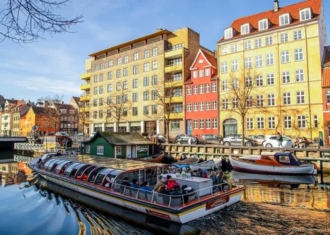 Creuer en vaixell pels canals inclòs al Bitllet Bus i Vaixell de Copenhagen a prop de Nyhavn