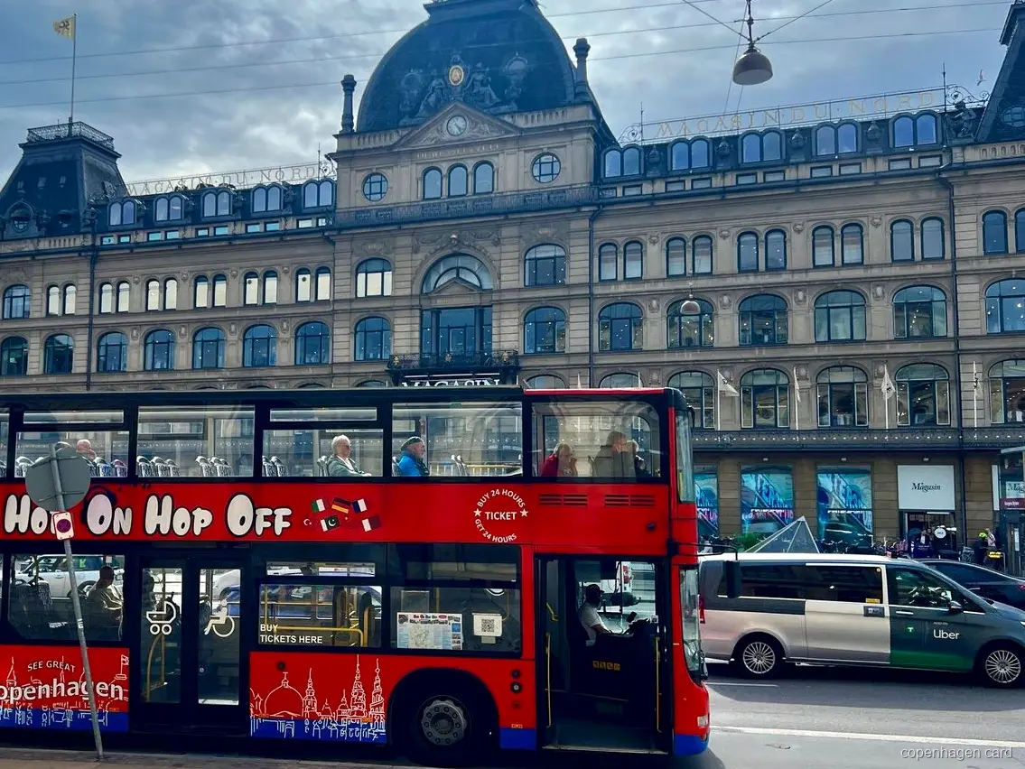 Arrêt du Bus Hop-On Hop-Off de Copenhague au palais royal