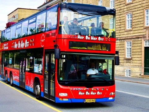 Autobús ecològic de dos pisos del Bus Turístic de Copenhagen en una parada de la ciutat