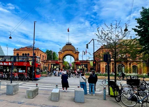 Passatgers pujant al Bus Turístic de Copenhagen a prop de la Sireneta