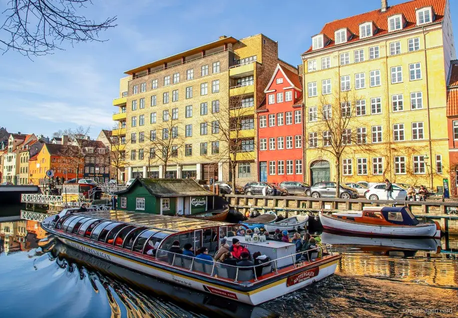 Kanalrundtur med båt som ingår i buss- och båtbiljetten i Köpenhamn förbi Nyhavn
