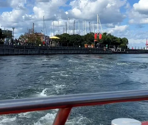 Vaixell del Creuer pels Canals de Copenhagen sortint de Ved Stranden davant edificis històrics del front marítim