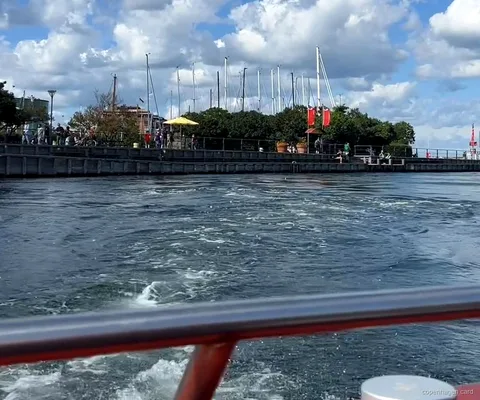 Barca della Crociera sui Canali di Copenaghen in partenza da Ved Stranden davanti a edifici storici