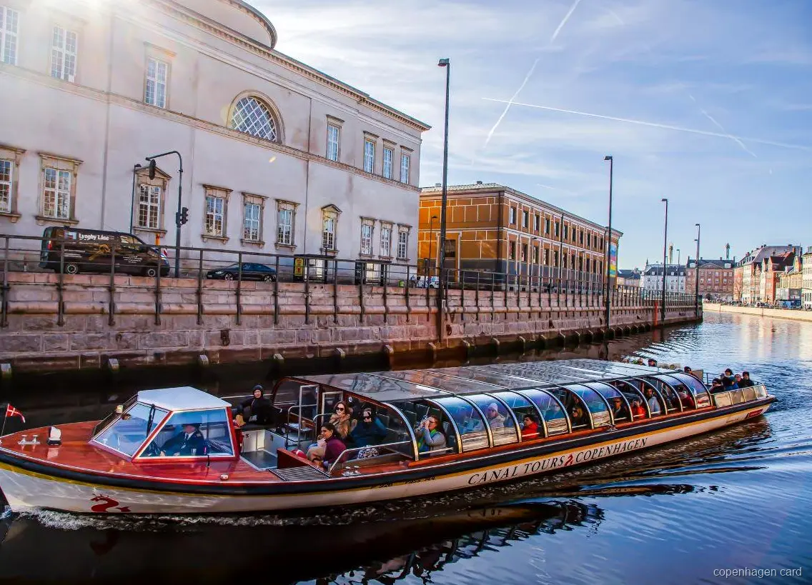 Crociera sui Canali di Copenaghen davanti al Palazzo di Christiansborg sull'acqua