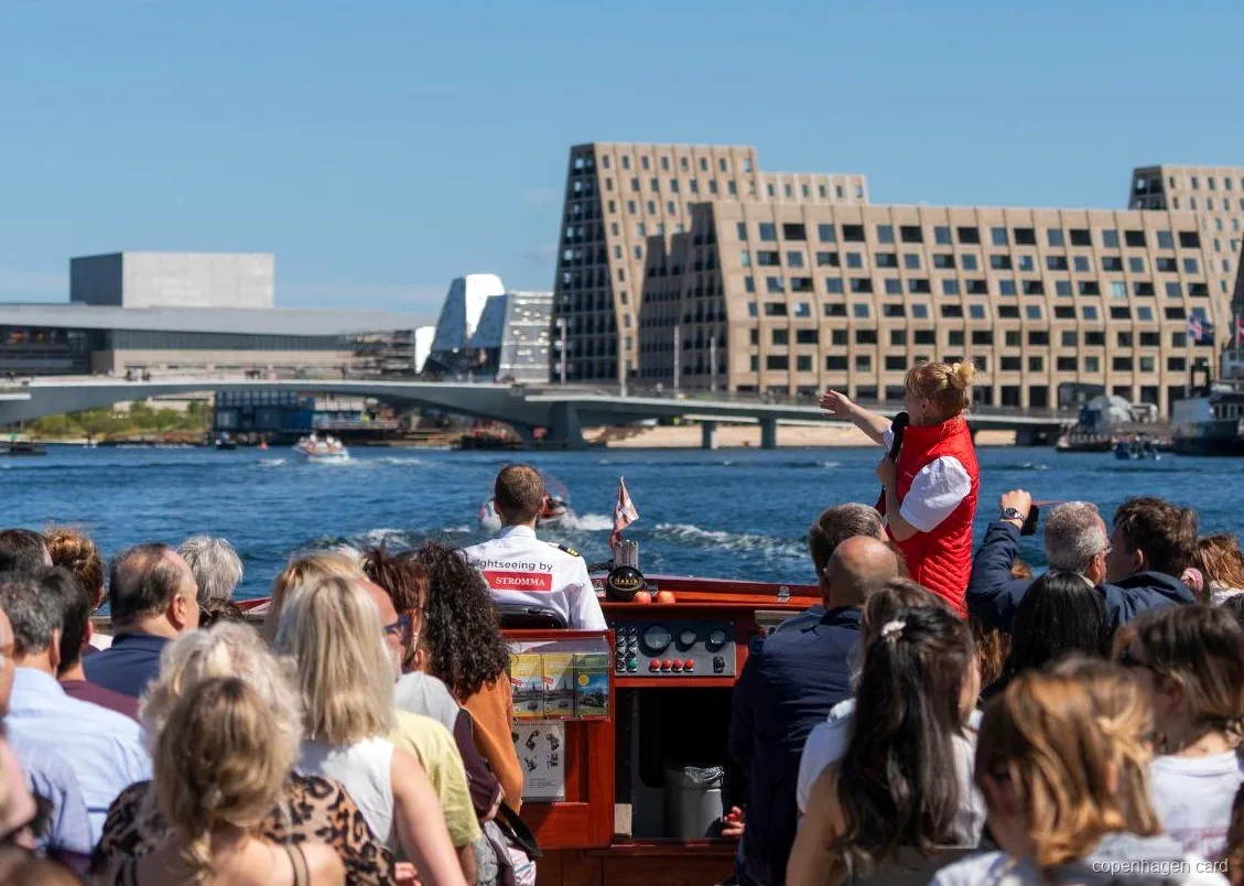 Guía narrando la ruta del Crucero por los Canales de Copenhague cerca de la estatua de la Sirenita