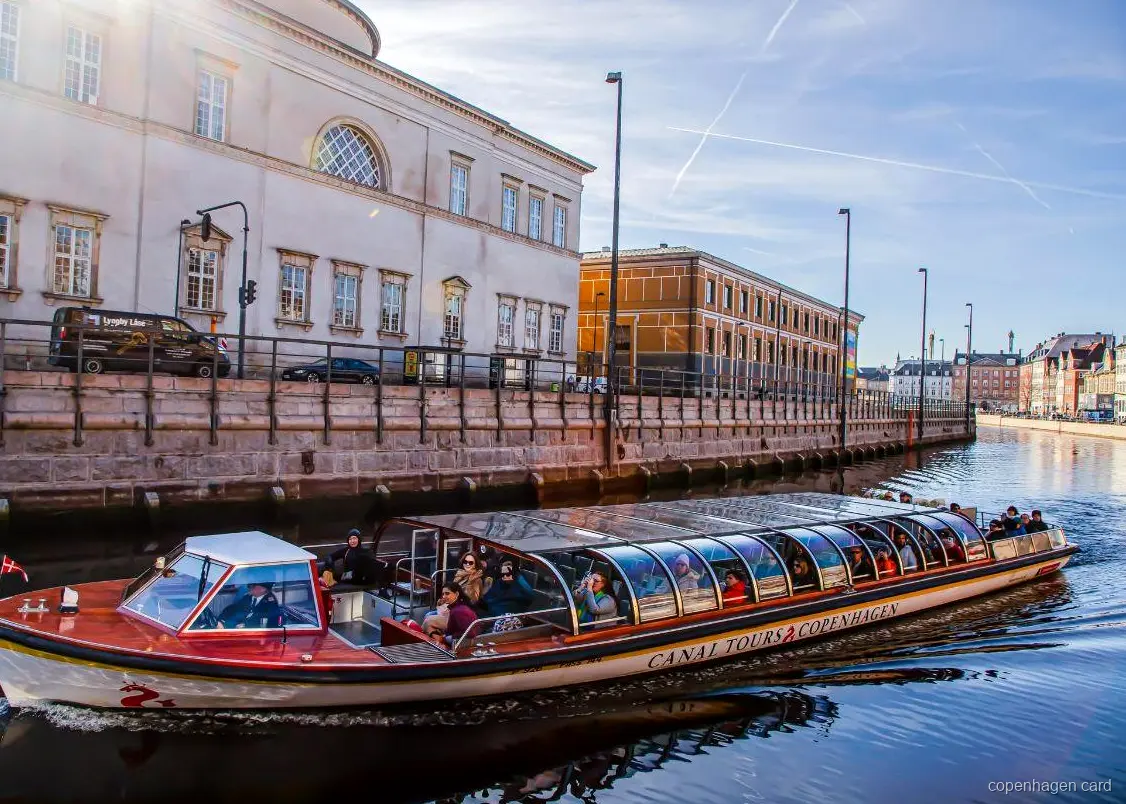 Cruzeiro pelos canais de Copenhague passando pelo Palácio de Christiansborg