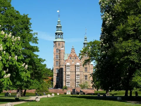 Entrada al Castillo de Rosenborg con el King's Garden en primer plano