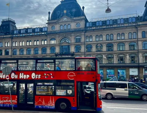Stop for hop-on hop-off-bussen i København ved det kongelige slot
