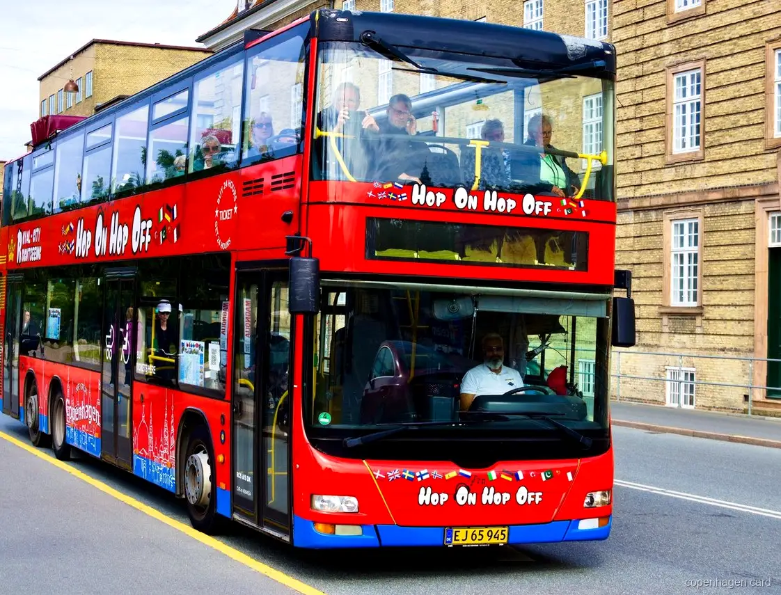 Hop-on hop-off-buss i Köpenhamn, en miljövänlig dubbeldäckare vid en stadshållplats