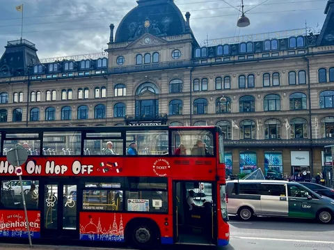 Hållplats för hop-on hop-off-bussen i Köpenhamn vid det kungliga slottet