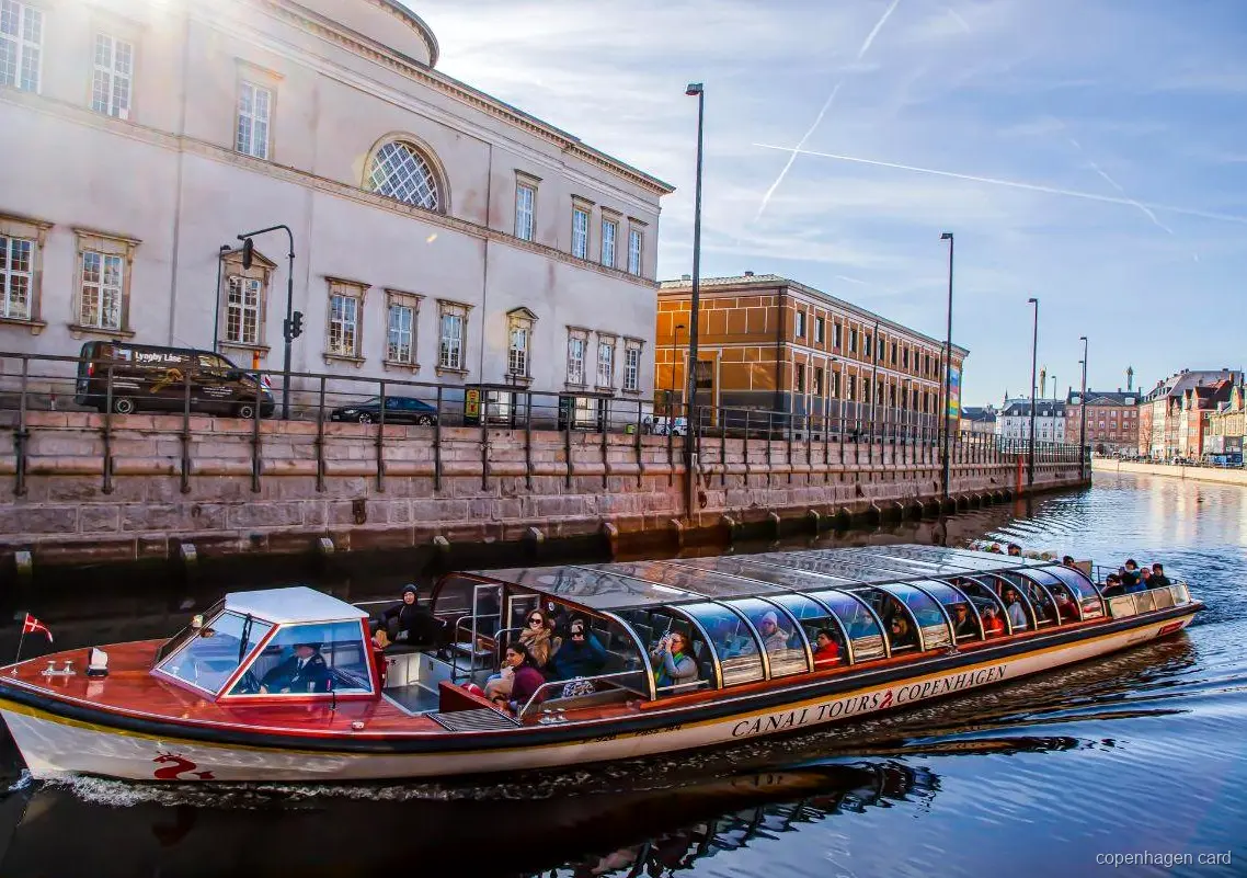 Kanalrundtur i Köpenhamn passerar Christiansborg slott längs vattnet