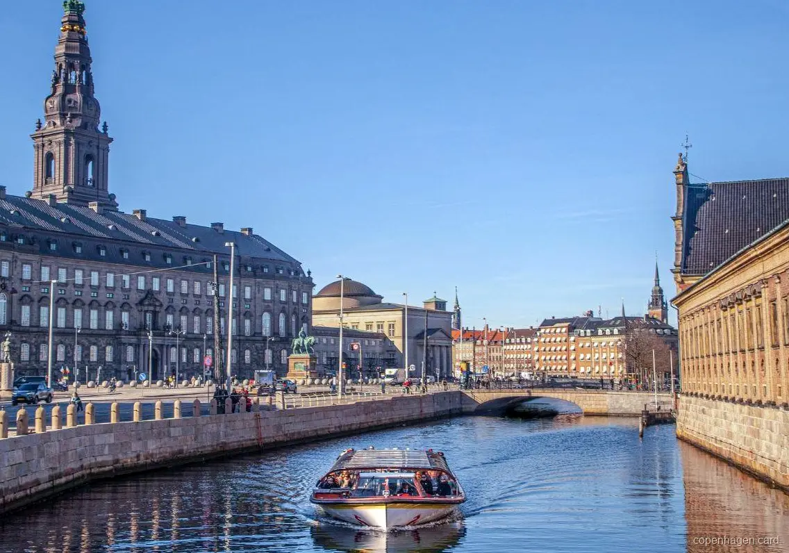 Hop-on-Hop-off-Bushaltestelle, enthalten im Kopenhagen Bus- und Boot-Ticket