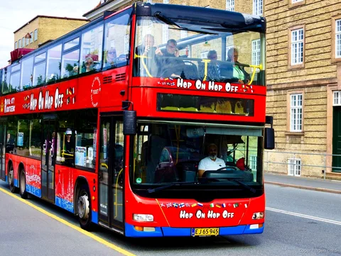 Umweltfreundlicher Doppeldeckerbus des Kopenhagen Hop-On Hop-Off Bus an einer Haltestelle
