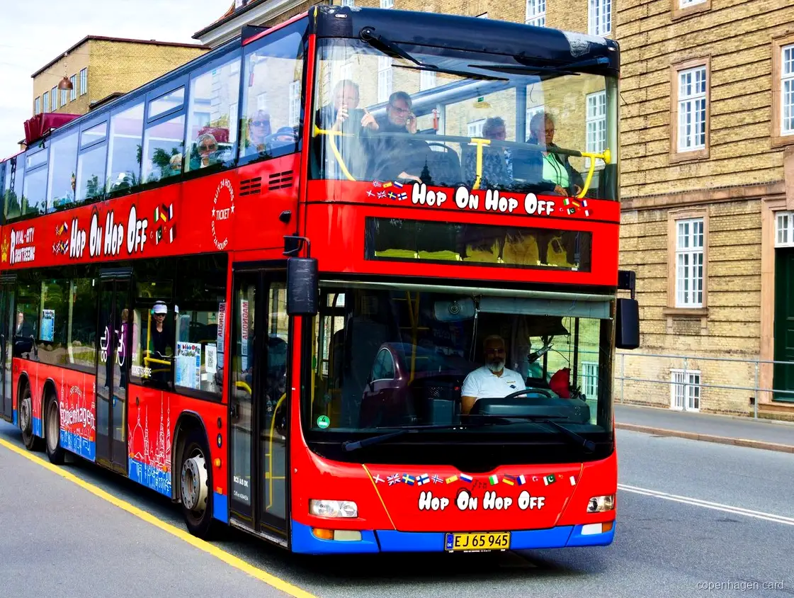 Umweltfreundlicher Doppeldeckerbus des Kopenhagen Hop-On Hop-Off Bus an einer Haltestelle