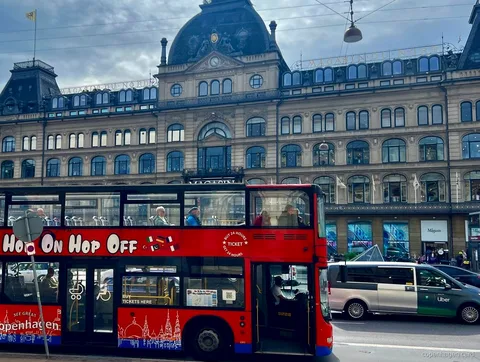Haltestelle des Kopenhagen Hop-On Hop-Off Bus am Königsschloss