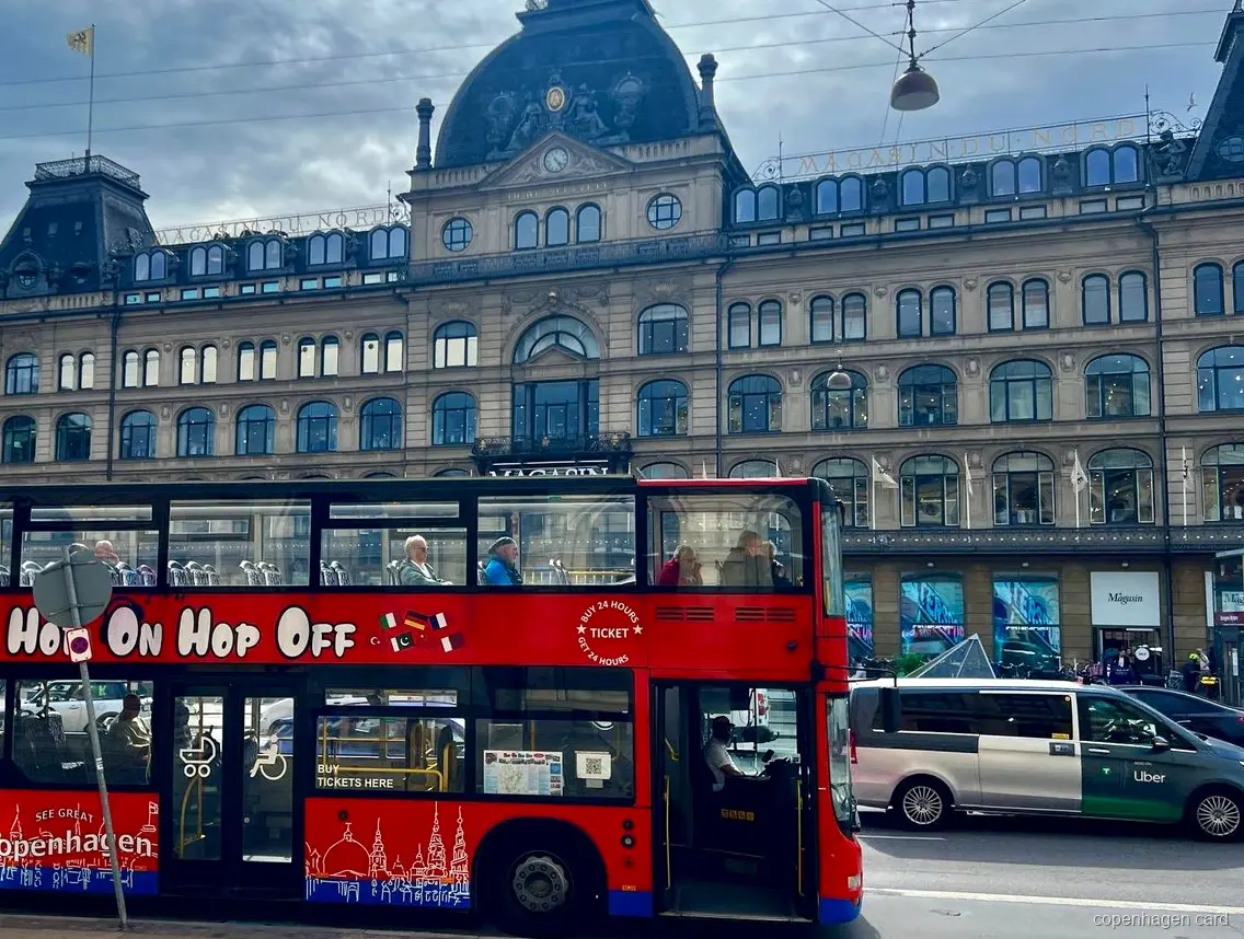 Haltestelle des Kopenhagen Hop-On Hop-Off Bus am Königsschloss