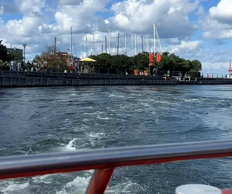 Kopenhagen Kanalrundfahrt: Boot legt bei Ved Stranden zwischen historischen Fassaden ab