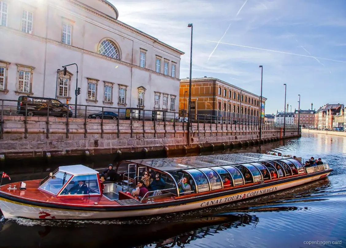 Kopenhagen Kanalrundfahrt fährt am Wasser vorbei an Schloss Christiansborg