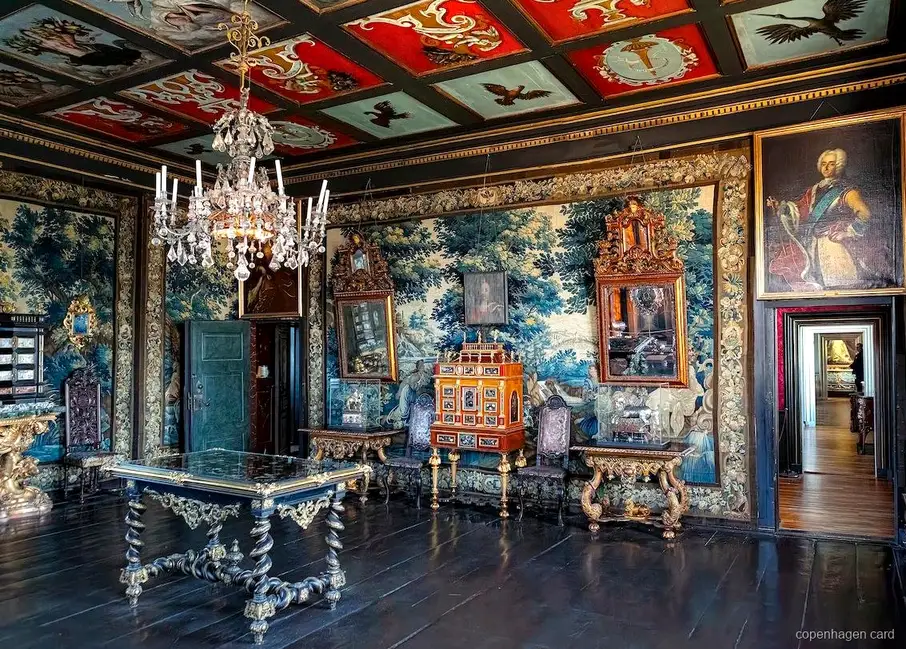 De Danske Kronjuveler udstillet i Rosenborg Slots Skatkammer