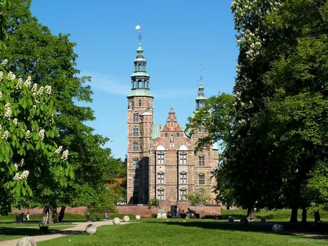Entré till Rosenborgs slott med Kongens Have i förgrunden