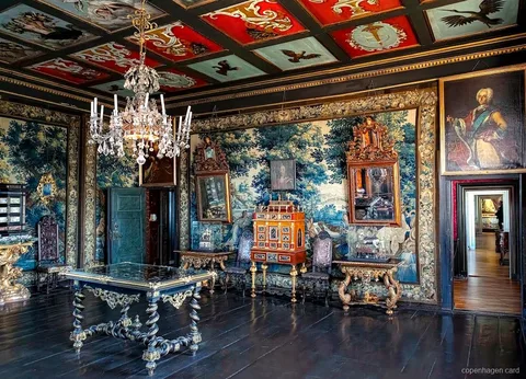 De danska kronjuvelerna utställda i skattkammaren på Rosenborgs slott